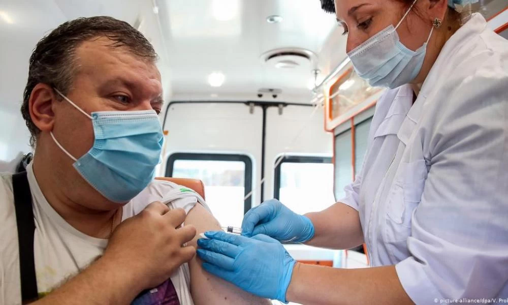 Ρωσία- Koρονοϊός: Νέο αρνητικό ρεκόρ- Αρχίζει η διανομή του εμβολίου